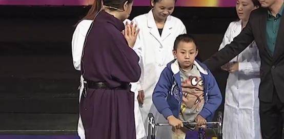 假肢|乐乐：三岁失去双腿，六岁被母亲抛弃，却坚强乐观的小男孩