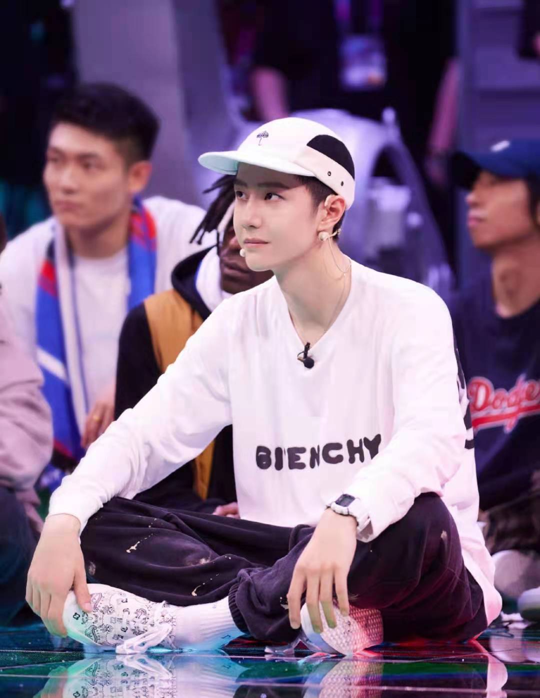 帅才|王一博这就是街舞造型很帅，与杨凯良性互动，尽显帅才风度！