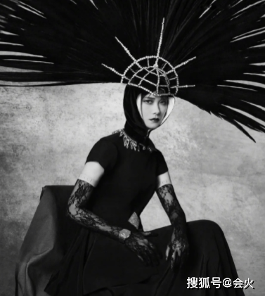 皮肤|41岁吴克群拍大片脸上黏草，皮肤光滑棱角分明，又高又瘦身材健硕