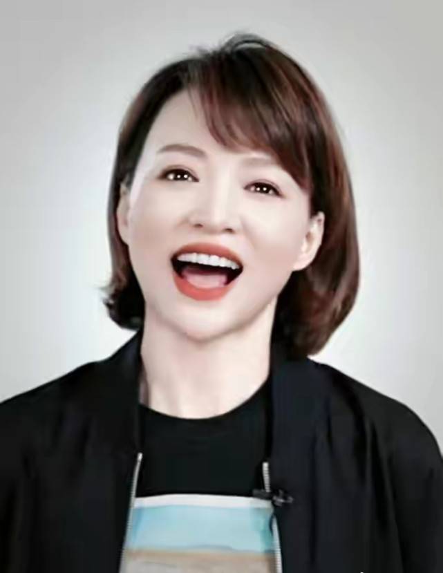 原创47岁董卿罕见现身留刘海甜美好显年轻穿运动装笑起来却甜到爆表