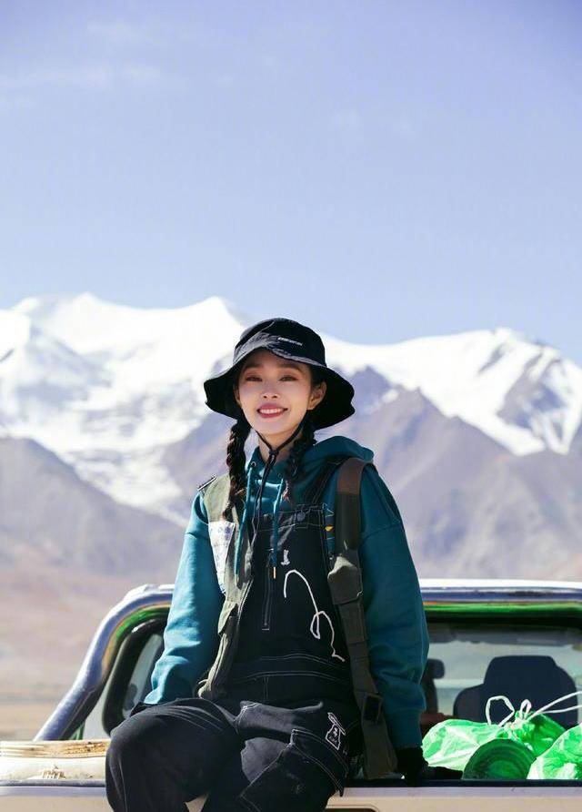 黑色|宋轶神似仙女下凡，白色倒三角镂空连衣裙，这气质也是没谁了