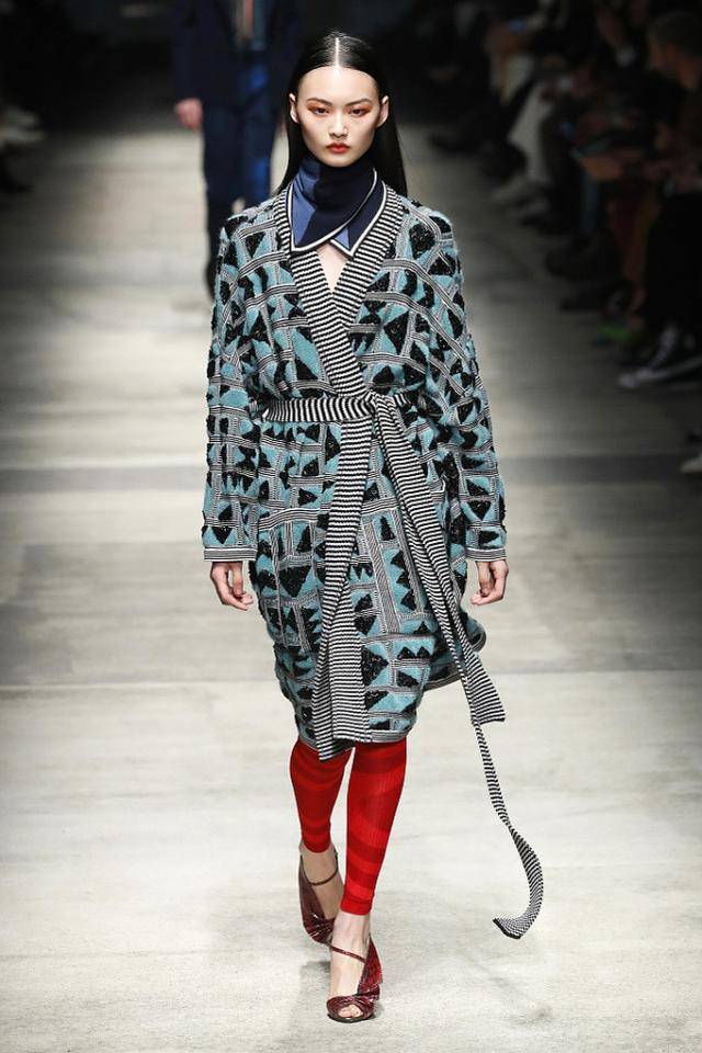 个性|奶奶辈喜欢的收腰毛衣你确定不尝试一下?时尚百搭,穿起来真亮眼