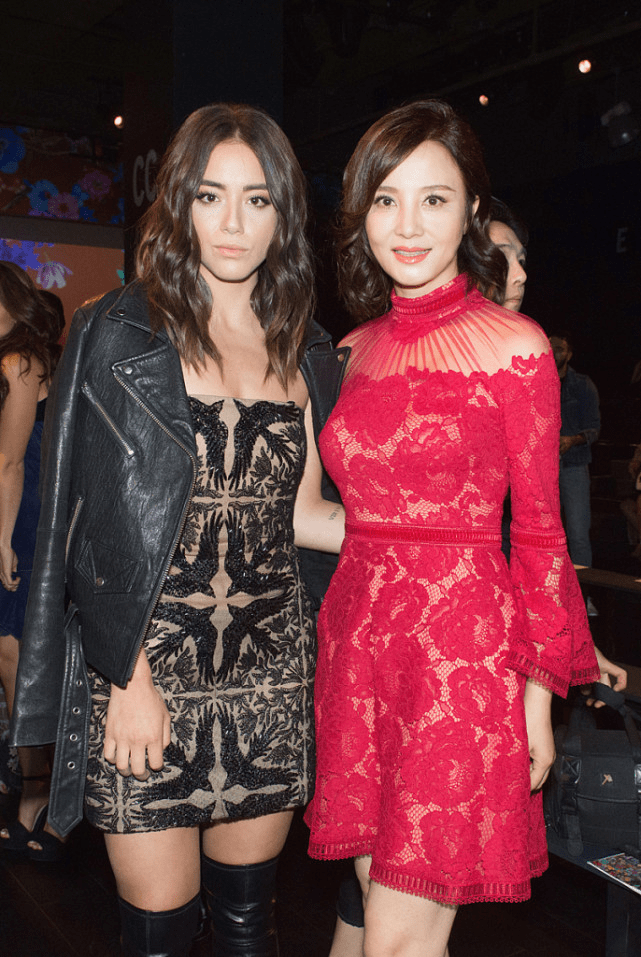 姿态|女人越老越有韵味，陶红穿红裙秀好身段，自信姿态为气质加分