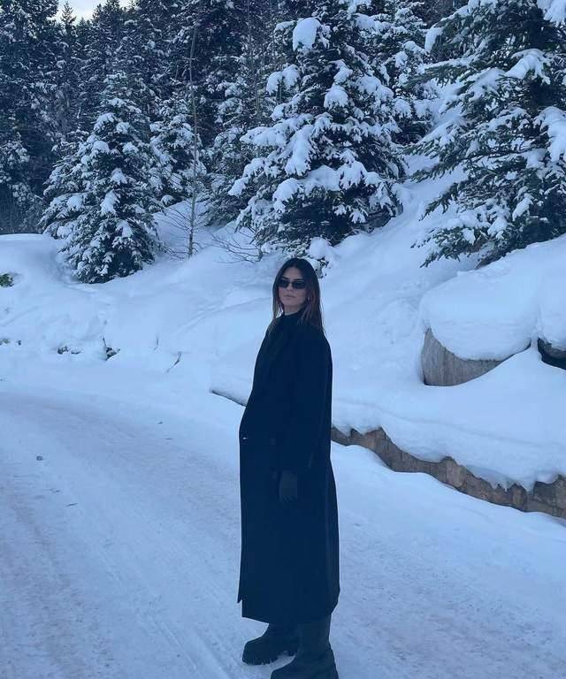 黑色|金小妹雪地里晒美照！裹羽绒服叉腰真会摆拍，肯豆一身黑美得低调