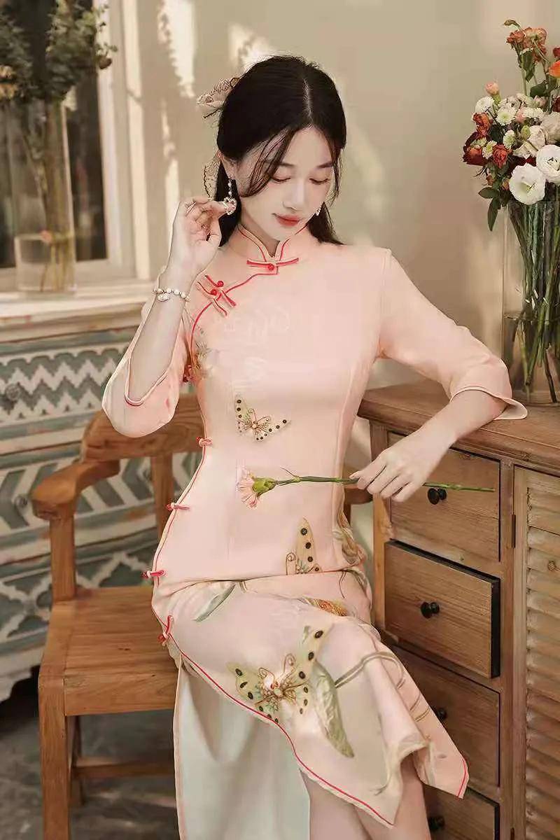 双肩|妩媚的旗袍，离不开优雅的姿态，内外兼具步履自然尽显女性风采！