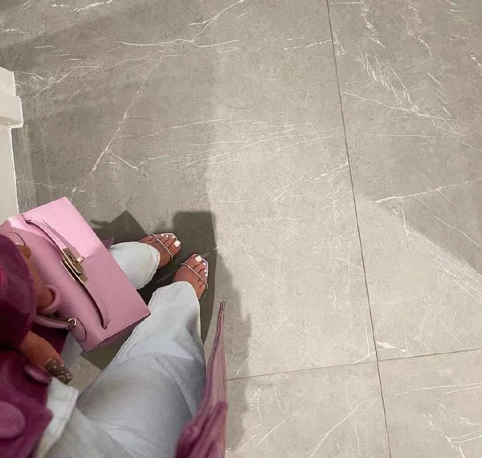一身|金小妹驾豪车出门！裹大衣被拍成一米五，女儿一身运动装像小博主