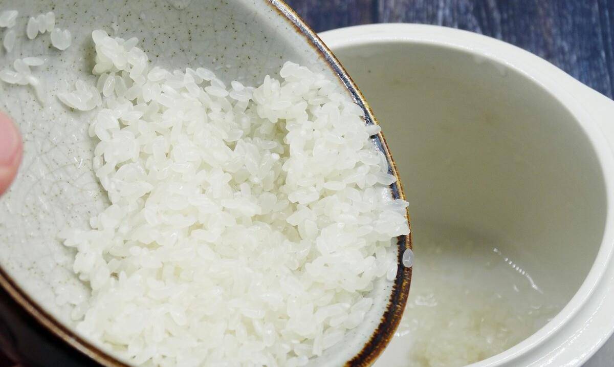 下锅|煮米饭，不要直接加水下锅，学会重要2步，米饭更软糯，越嚼越香
