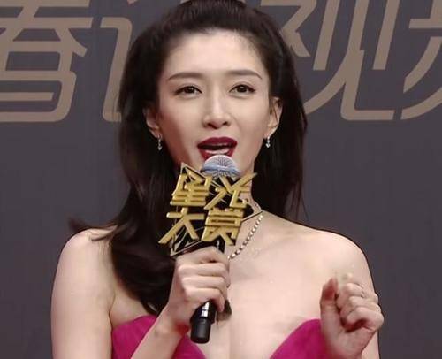显得|江疏影将高光抹在锁骨上，镜头拉近10倍，要被闪瞎双眼了