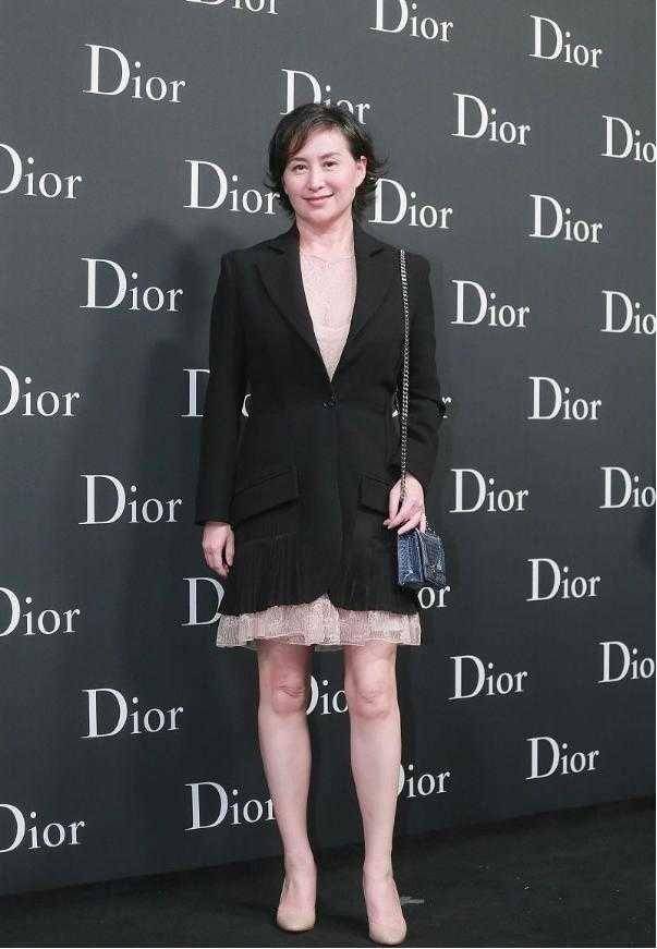 气质|难怪深得赌王喜爱，何超琼裙装也打扮难掩精英范，眼眸都是气场