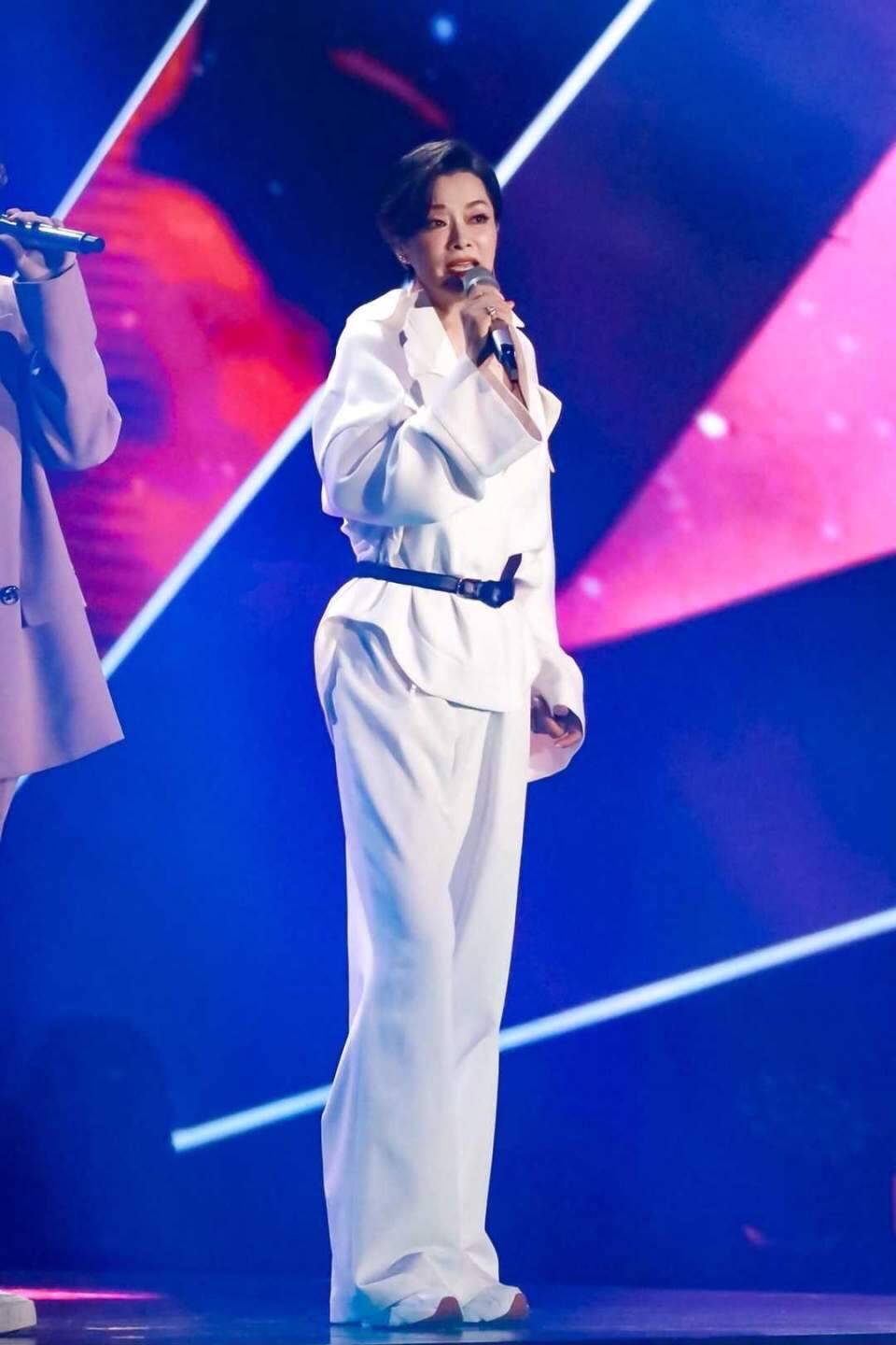 丝巾|毛阿敏穿出奶奶辈的“潮流感”,把丝巾拼在裤子上,比年轻人时髦