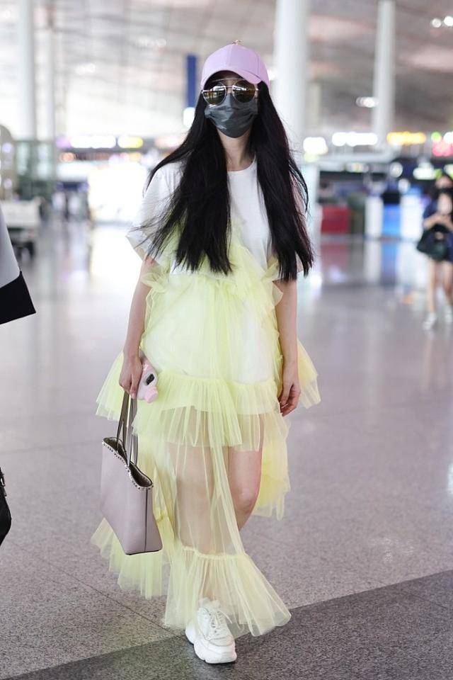 青春|范冰冰走文艺路线,V领毛衣+衬衫青春潮流范十足,40岁还像个少女