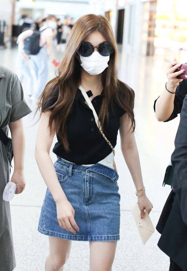 设计|对称扣不流行了，今年流行杨颖的错位穿法，个性十足还能吸睛