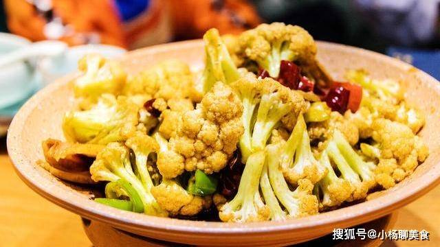 做法|做干锅菜花，加水还是直接炒？大厨：都不对，这才是正确做法