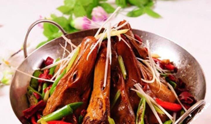 下巴|鲜香微辣的鸭唇干锅，外焦里嫩汁液流动于唇舌之间，简直美极了