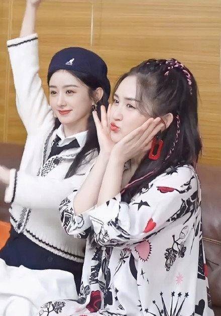 发型|谢娜二胎后首复工，穿宽松花裙扎粉色脏辫，甜美感不输一旁赵丽颖