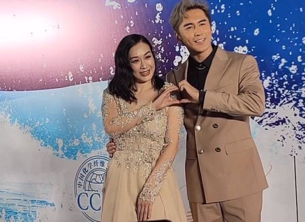 显得|网友偶遇钟丽缇拍戏，没修图的脸僵硬老得不真实，一点不自然！