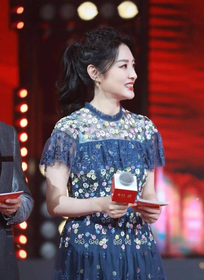 马尾|53岁主持人周涛久违上班,穿落花裙扎森系马尾,打扮时髦似女明星