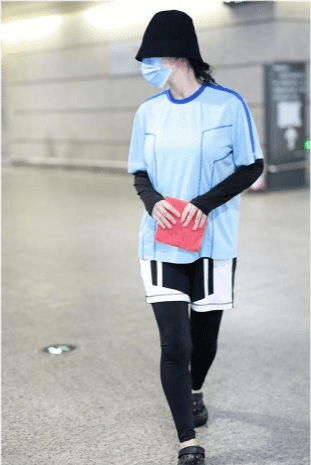 元素|谢娜生完二胎真辛苦!下班赶飞机来不及换装,穿T恤终于不显臃肿