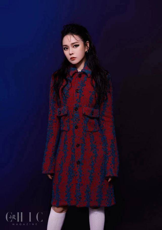 关键词|伊能静母子首次拍大刊!儿子穿花衣比妈妈还妩媚,涂烟熏妆好美艳!