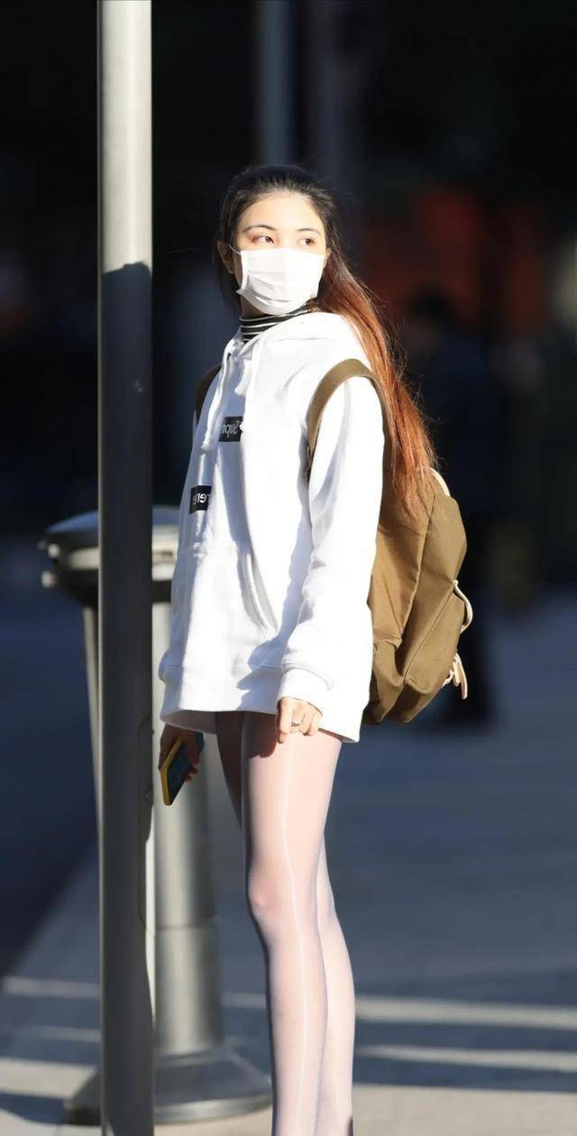 上衣|想要显白又显瘦的穿搭，黄色上衣搭配蓝色牛仔裙就很不错