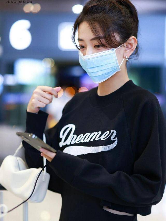 短裙|才发现梁洁这么会穿，卫衣短裙打扮元气活力又显身材，太少女了吧