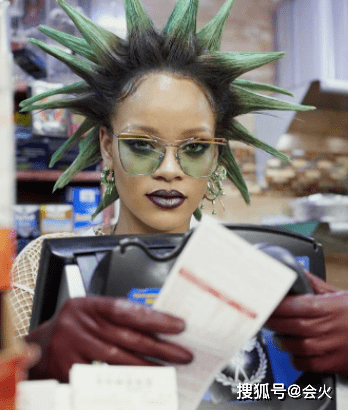 皮肤|41岁吴克群拍大片脸上黏草，皮肤光滑棱角分明，又高又瘦身材健硕