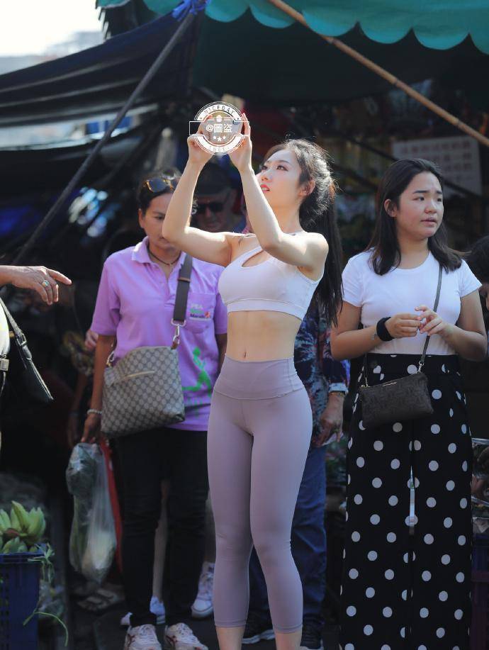 大气|瘦中有“肉”的打底裤美女，才能避免单调无趣，显得大气