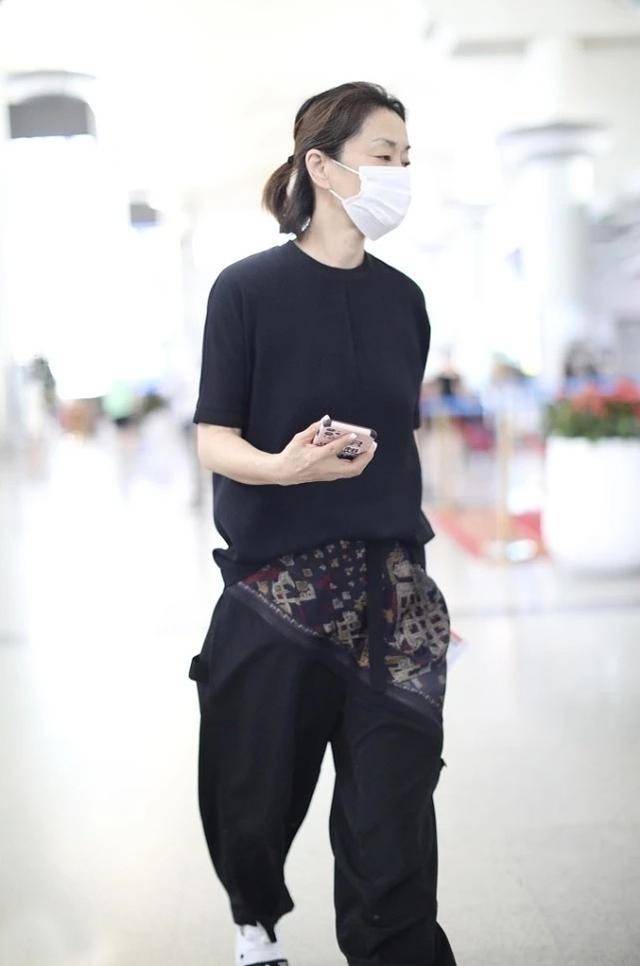 丝巾|毛阿敏穿出奶奶辈的“潮流感”,把丝巾拼在裤子上,比年轻人时髦
