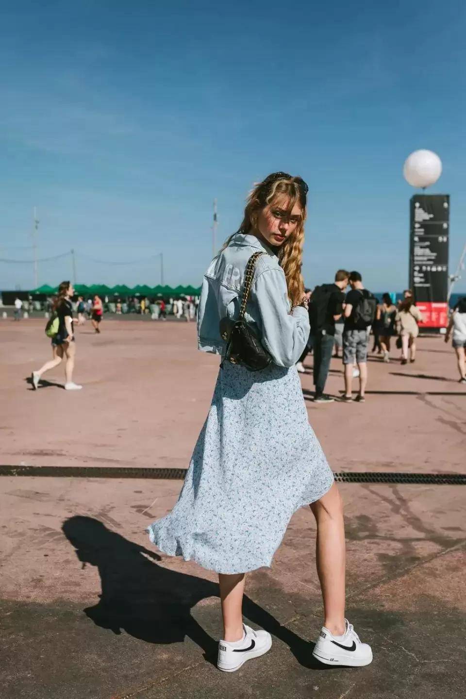 运动鞋|这个秋天，平底鞋+裙子穿出女人最轻松、优雅的样子，巨时髦！