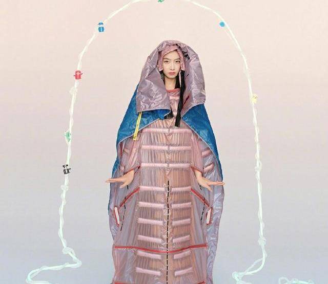 系列|宋茜拍摄杂志大片，选用“百宝箱”系列，古灵精怪明艳动人