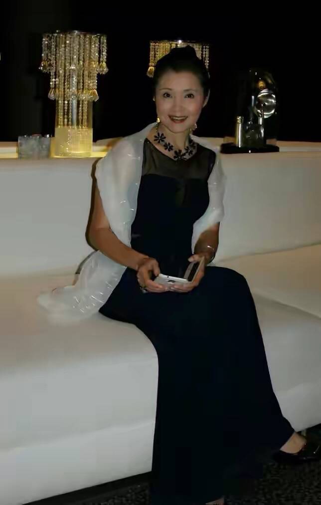 进行|姜黎黎头发也白了，盘发髻配素雅长袍韵味十足，无惧岁月老得优雅