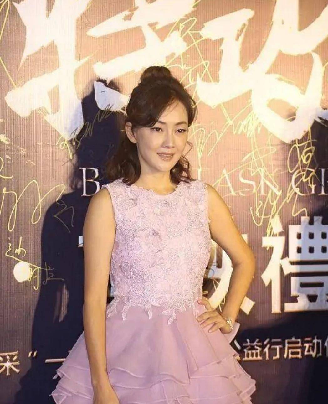 设计|牛莉这体态也太瘦了，还不如增肥一点，不过还好穿蛋糕裙减龄