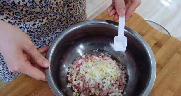 做法|鸡蛋不止可以做番茄炒蛋,这种做法,颜值高,还美味,一盘不够吃