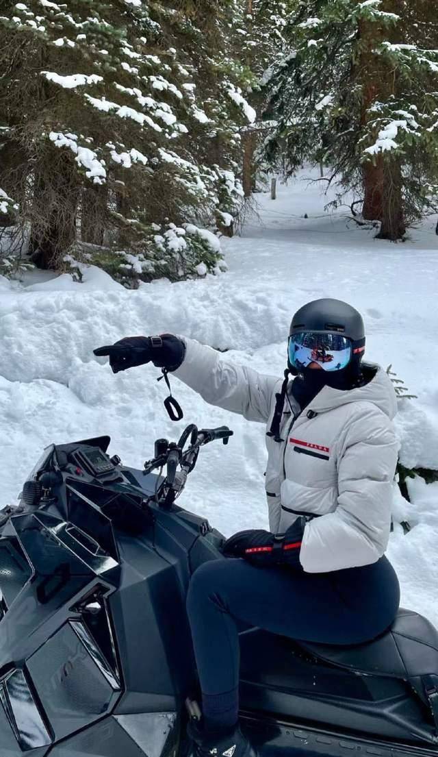 黑色|金小妹雪地里晒美照！裹羽绒服叉腰真会摆拍，肯豆一身黑美得低调