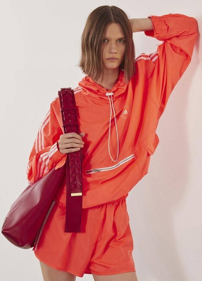 卫衣|入秋了，衣柜里的卫衣拿出来穿吧，加上短裤更时髦，秀出大长腿