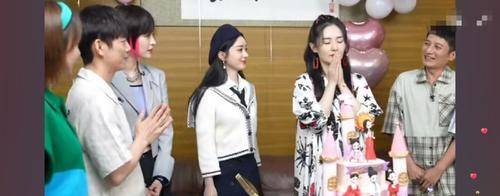 发型|谢娜二胎后首复工，穿宽松花裙扎粉色脏辫，甜美感不输一旁赵丽颖