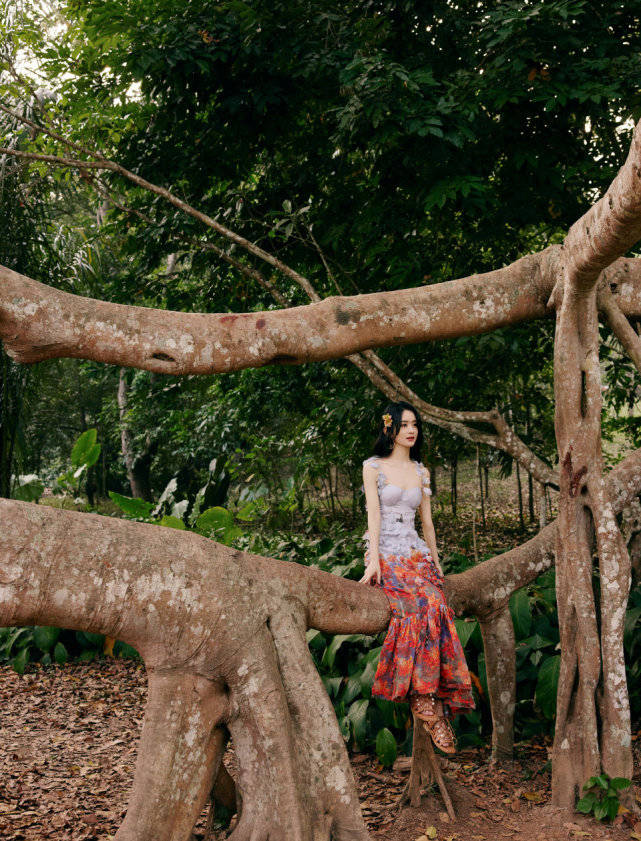 赵丽颖|赵丽颖穿搭愈发大胆起来！穿孔雀裙竟开叉到臀部，戴小花美成花魁！