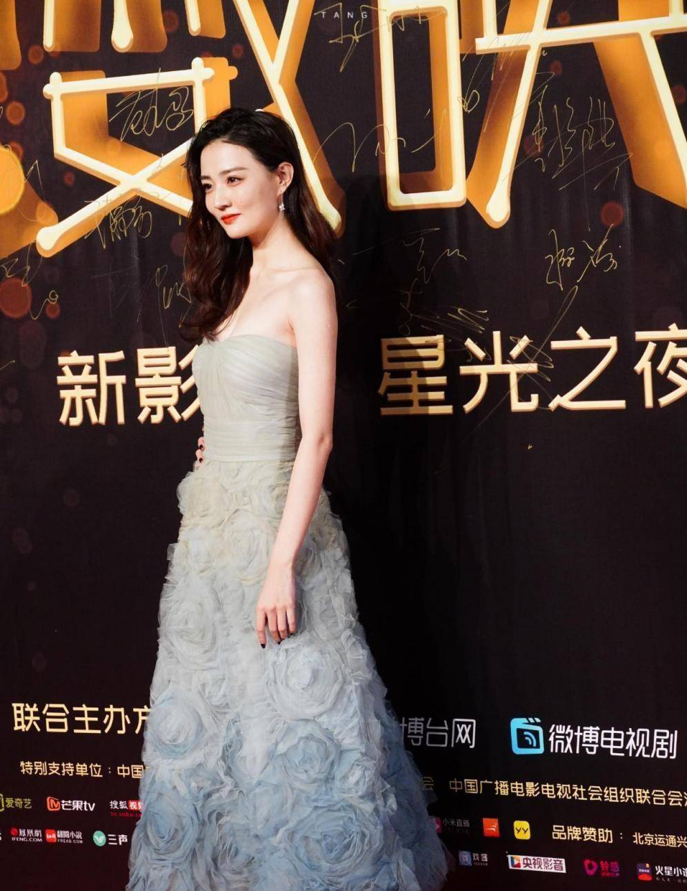 身材|徐璐瘦成“纸片人”，胳膊还没“竹竿”粗，但穿礼服是真的美