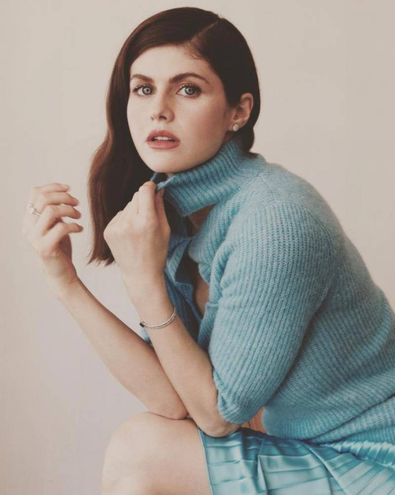 全靠|回顾女神亚历珊德拉颜值变化史！35岁还像少女，全靠3招穿搭细节