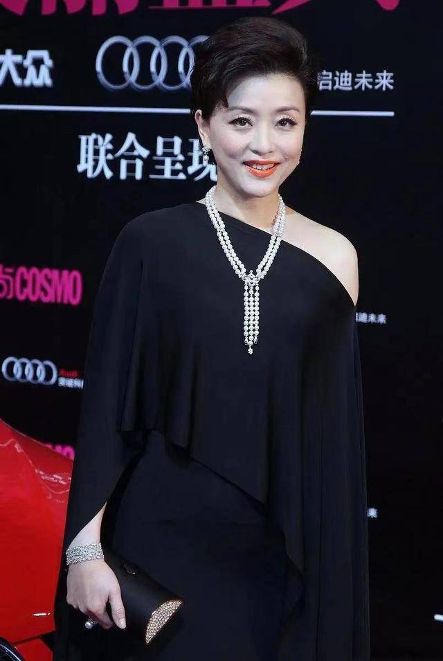 效果|杨澜到底是主持人出身，气质好穿阔腰礼裙都很美，会打扮很重要