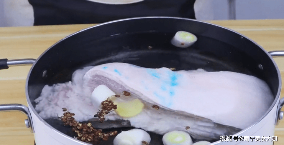 做法|还在做红烧五花肉？试一试网红新做法，肥而不腻，小孩馋到流口水