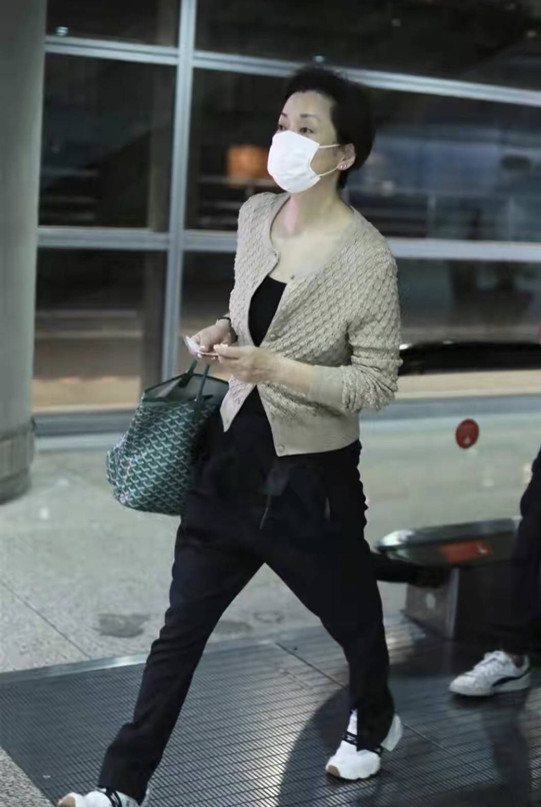 丝巾|毛阿敏穿出奶奶辈的“潮流感”,把丝巾拼在裤子上,比年轻人时髦