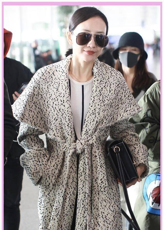 整体|王鸥现身机场拍大片！衣服穿搭特有风范，站在潮流前列的女人！