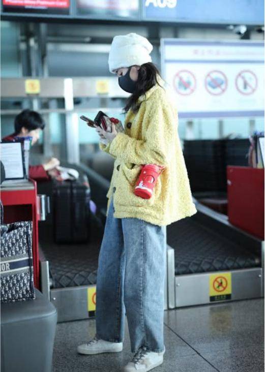 袁冰妍|袁冰妍现身,黄色毛绒大衣可爱满分,带两包出门不知道要装啥