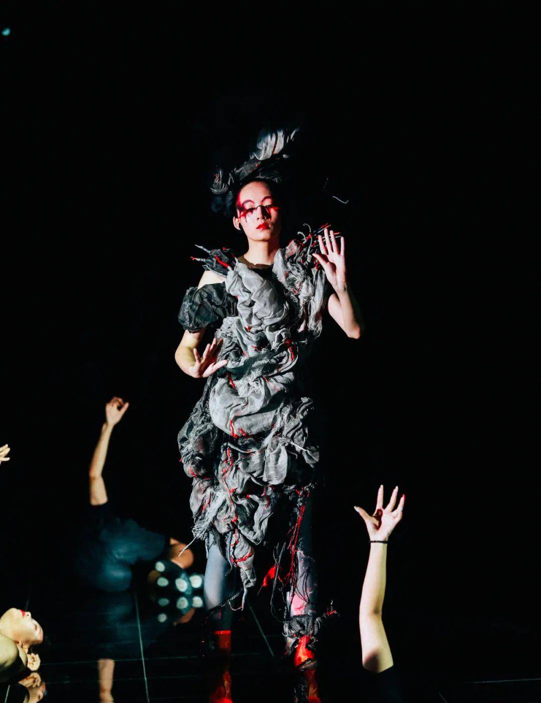 展演|惊艳！广州美术学院惊现赛博朋克沉浸式服装艺术展演-数艺网转