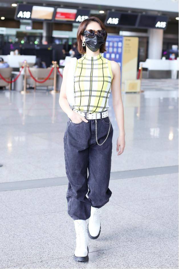 黑色|蓝盈莹太飒了,穿无袖紧身衣尽显火辣身材,可不是谁都能穿无袖衫