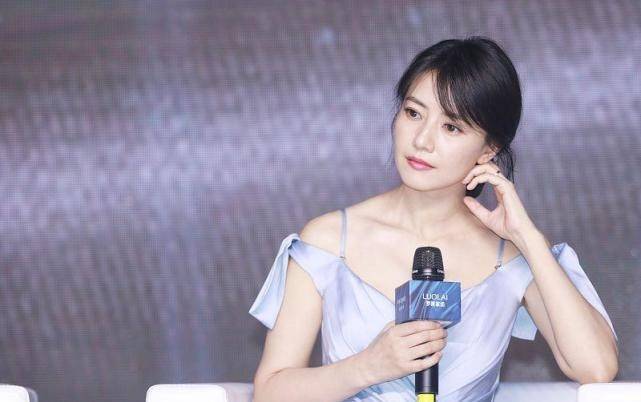 颜色|高圆圆真是天然美女，大笑也不崩颜值，一袭淡蓝长裙秀出撩人曲线