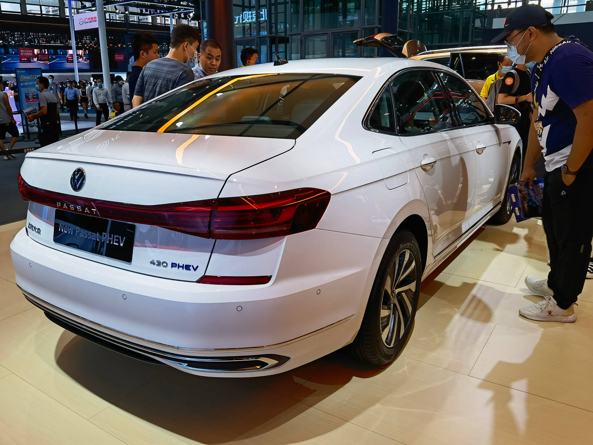 而帕萨特插混版车型则采用了和点阵式精工格栅版本相同的设计语言