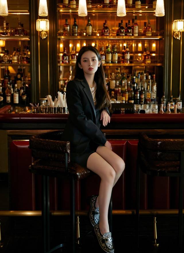 御姐|西装配短裤的混搭风,周也穿出帅气御姐范儿,露出长腿很吸睛