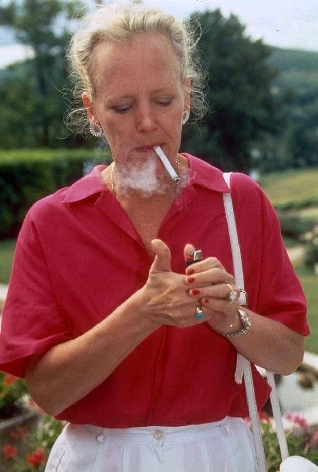 蓝色|81岁丹麦女王爱时髦，年轻人衣服也敢穿，可笑起来一口黄牙太减分